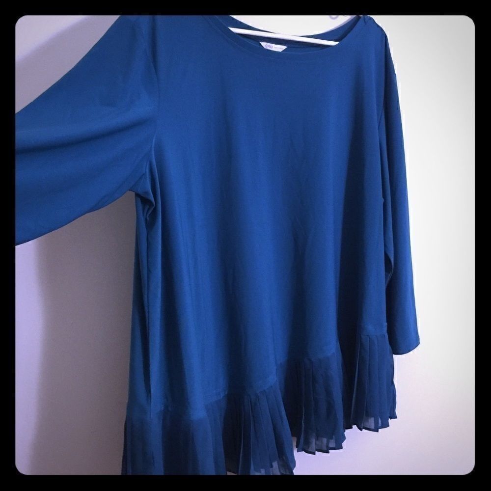 Silky like pleated slant bottom Top! Sooo cute!